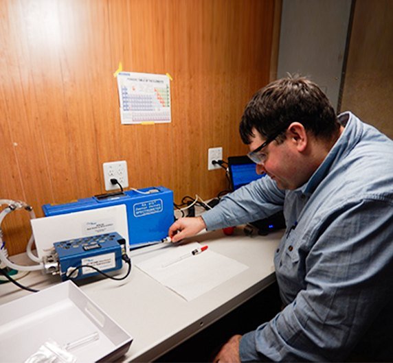 Birchtech analyst conducting mercury emission testing in the lab